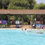 With Swimming Pool In Just 650 Meters From The Sea Szálloda Arborea
