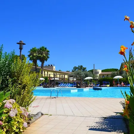 With Swimming Pool In Just 650 Meters From The Sea Hotell *